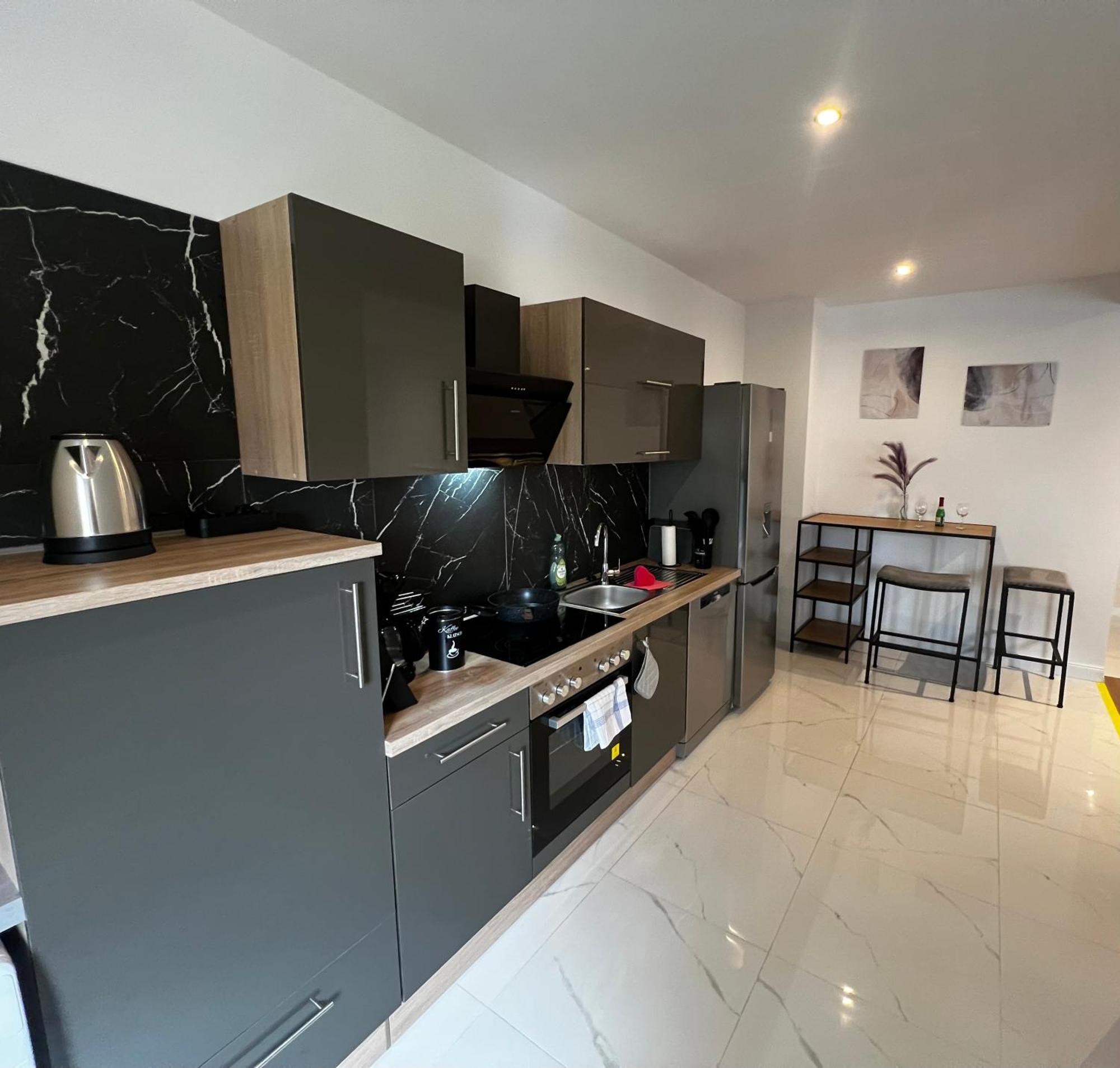 105 Quadratmeter Apartment, Parkplatz, Kinderfreundlich, 6 Personen, Wifi, Vollausgestattete Kueche, Crimmitschau Eksteriør billede
