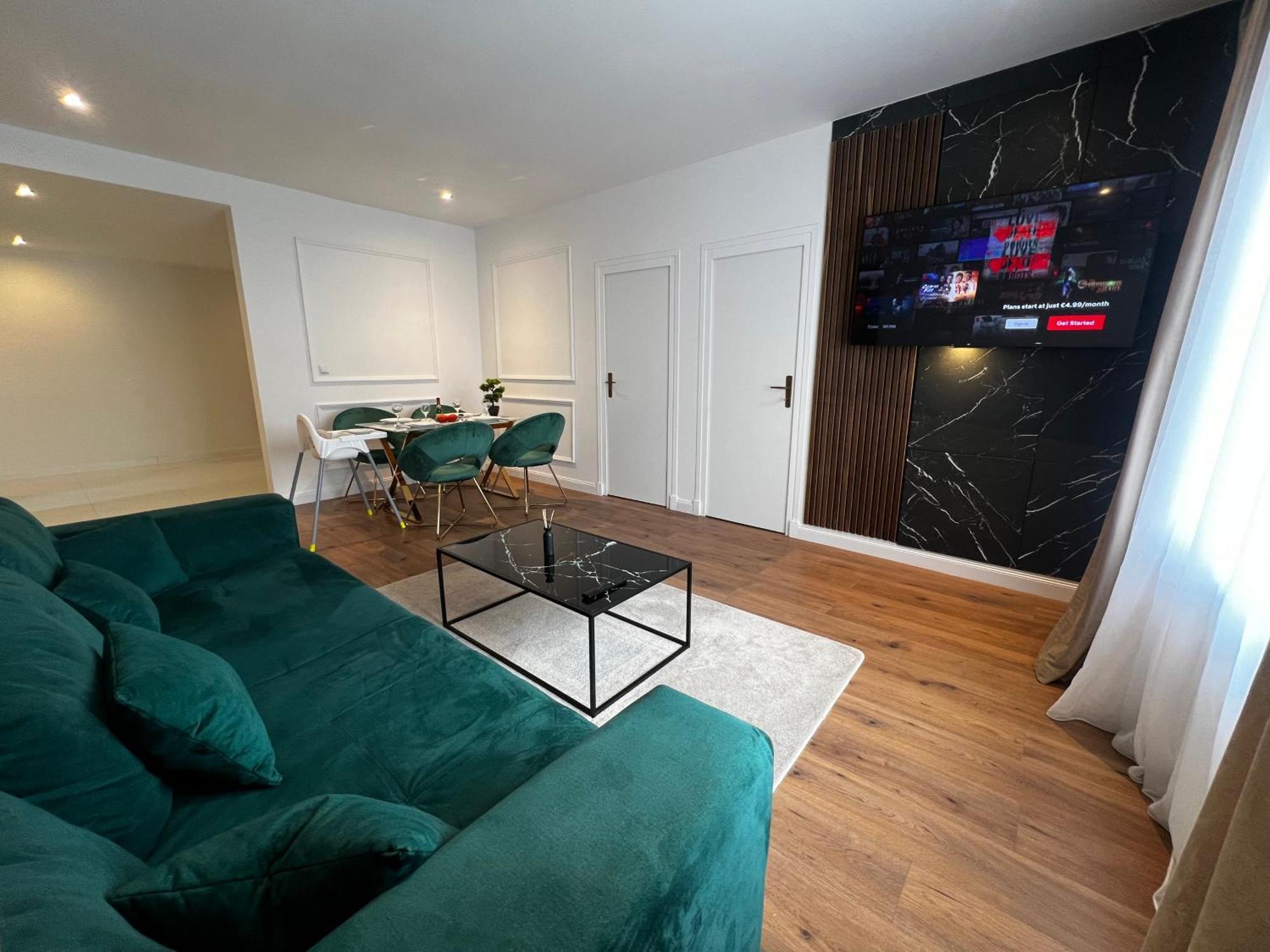 105 Quadratmeter Apartment, Parkplatz, Kinderfreundlich, 6 Personen, Wifi, Vollausgestattete Kueche, Crimmitschau Eksteriør billede