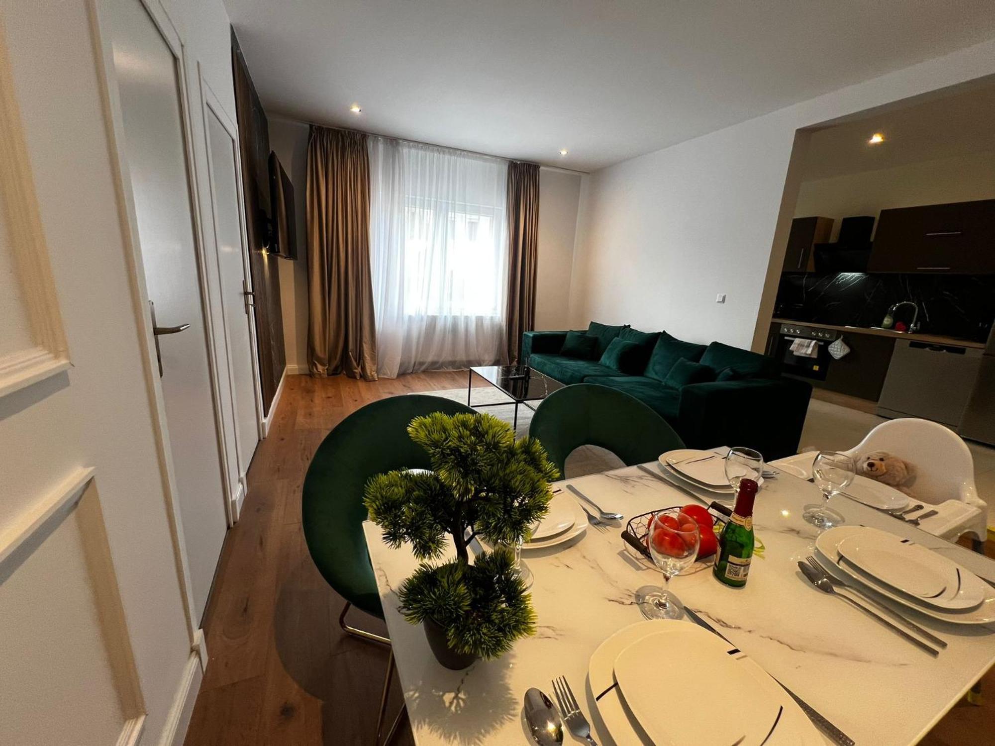105 Quadratmeter Apartment, Parkplatz, Kinderfreundlich, 6 Personen, Wifi, Vollausgestattete Kueche, Crimmitschau Eksteriør billede