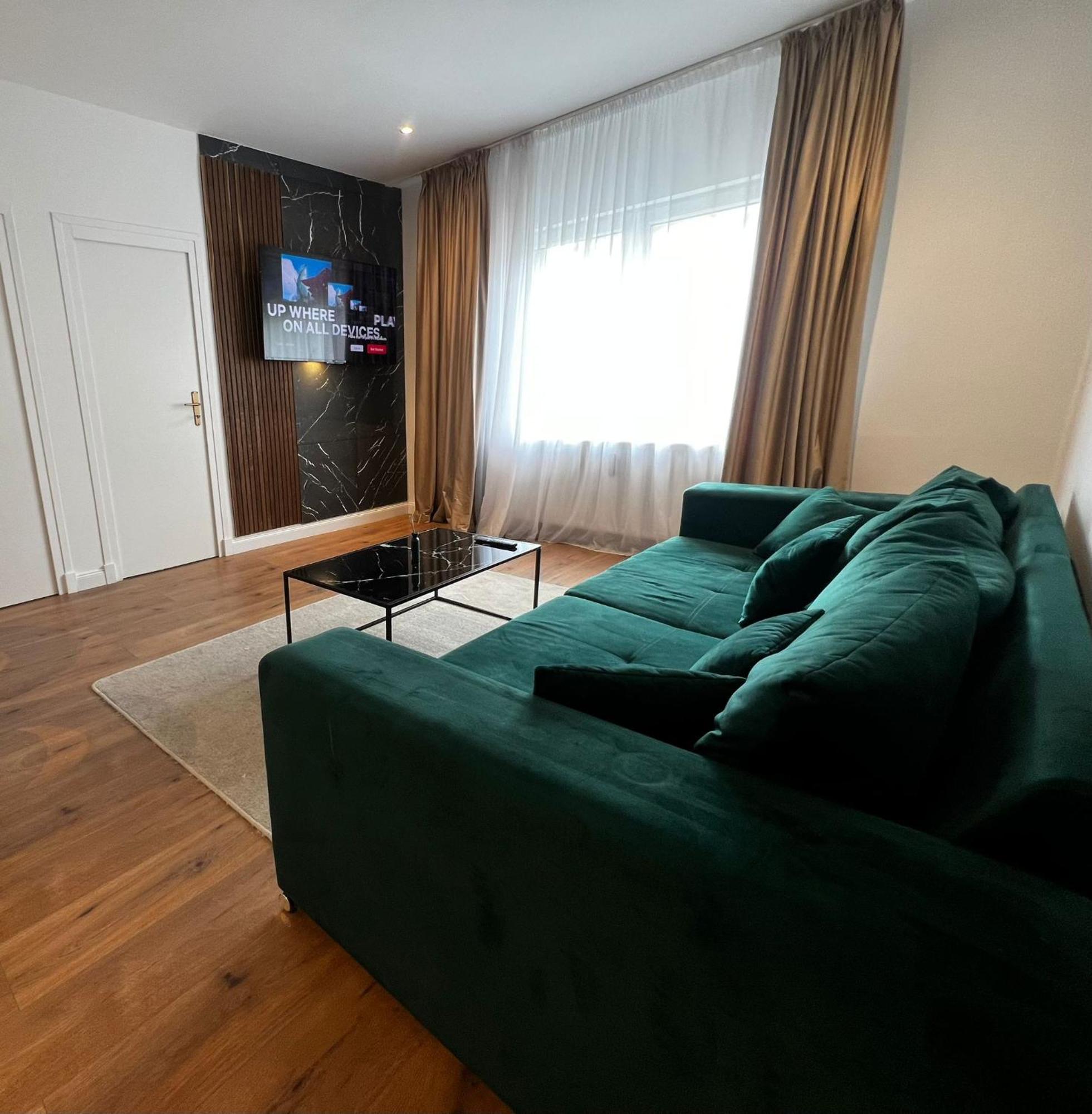 105 Quadratmeter Apartment, Parkplatz, Kinderfreundlich, 6 Personen, Wifi, Vollausgestattete Kueche, Crimmitschau Eksteriør billede