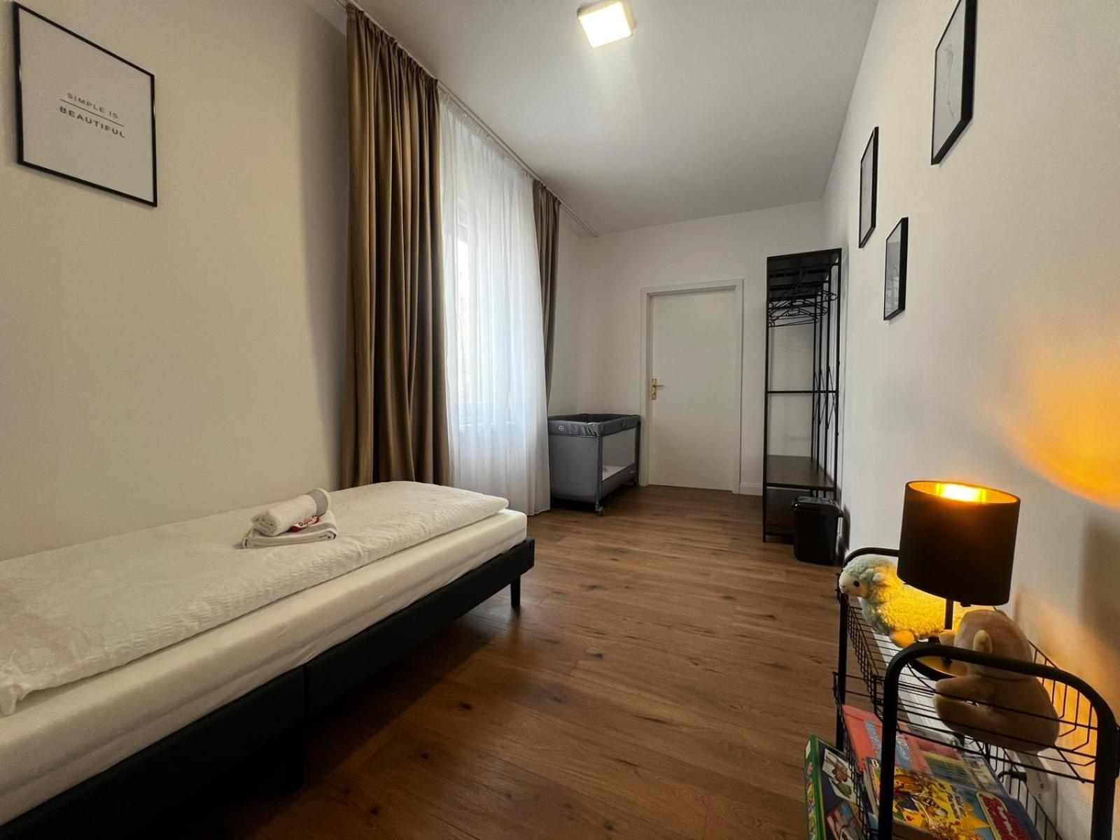 105 Quadratmeter Apartment, Parkplatz, Kinderfreundlich, 6 Personen, Wifi, Vollausgestattete Kueche, Crimmitschau Eksteriør billede