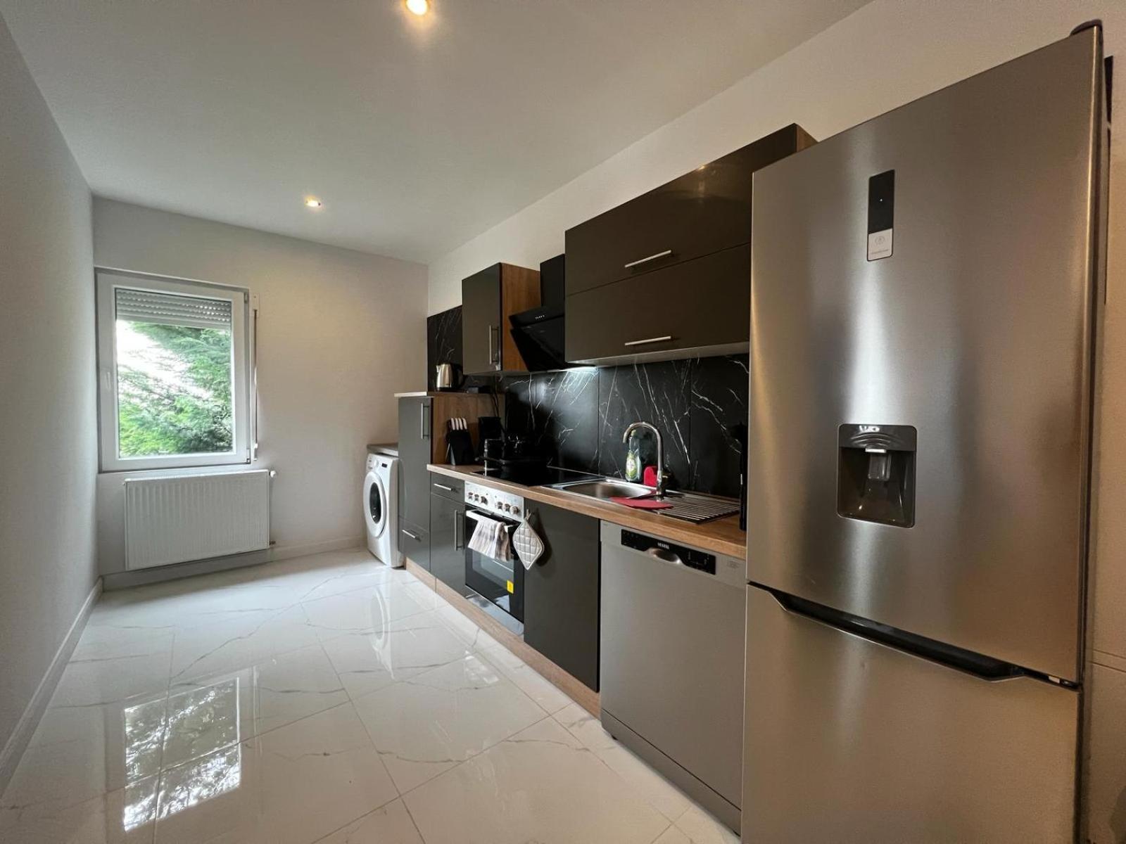 105 Quadratmeter Apartment, Parkplatz, Kinderfreundlich, 6 Personen, Wifi, Vollausgestattete Kueche, Crimmitschau Eksteriør billede