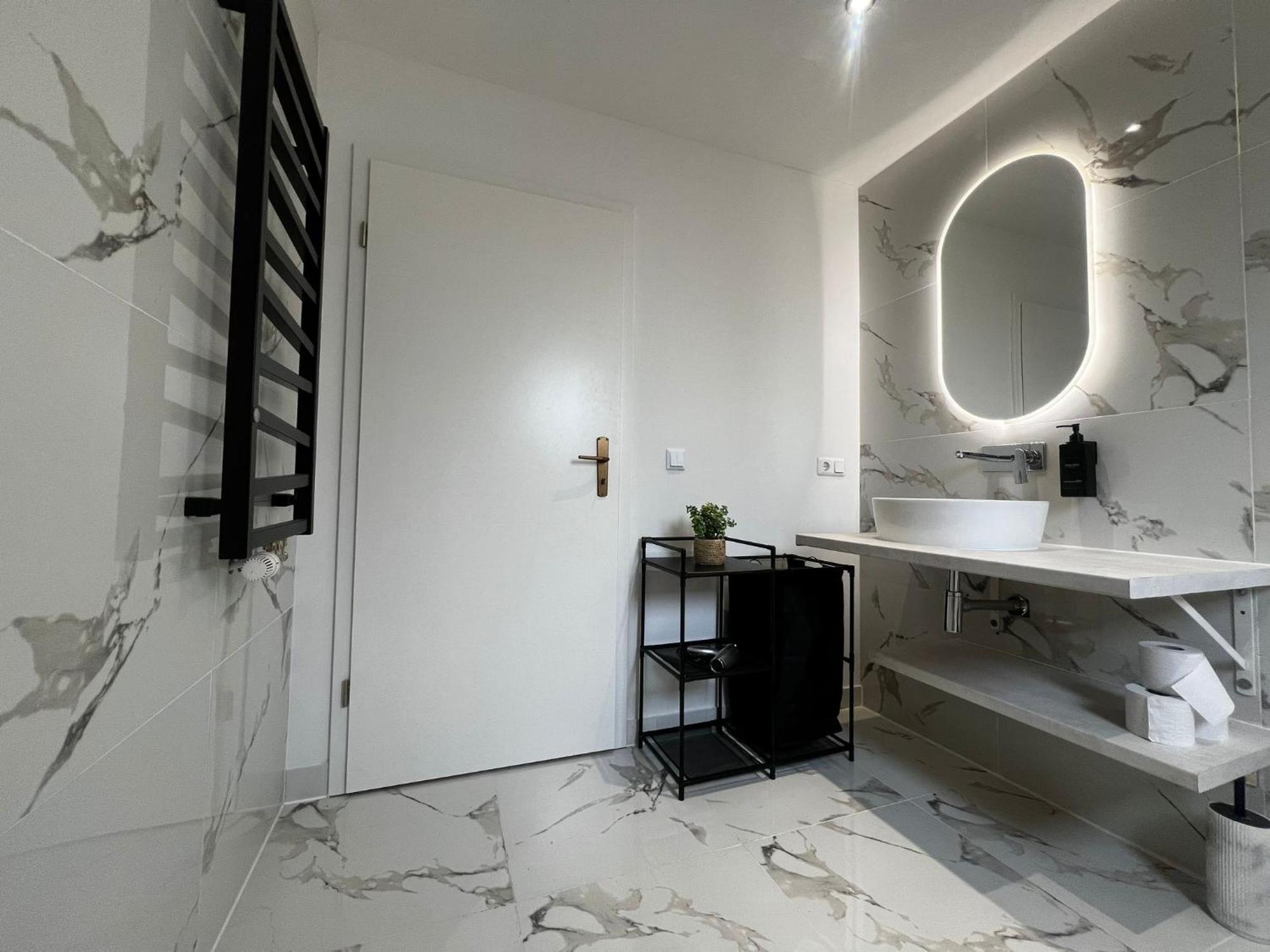 105 Quadratmeter Apartment, Parkplatz, Kinderfreundlich, 6 Personen, Wifi, Vollausgestattete Kueche, Crimmitschau Eksteriør billede